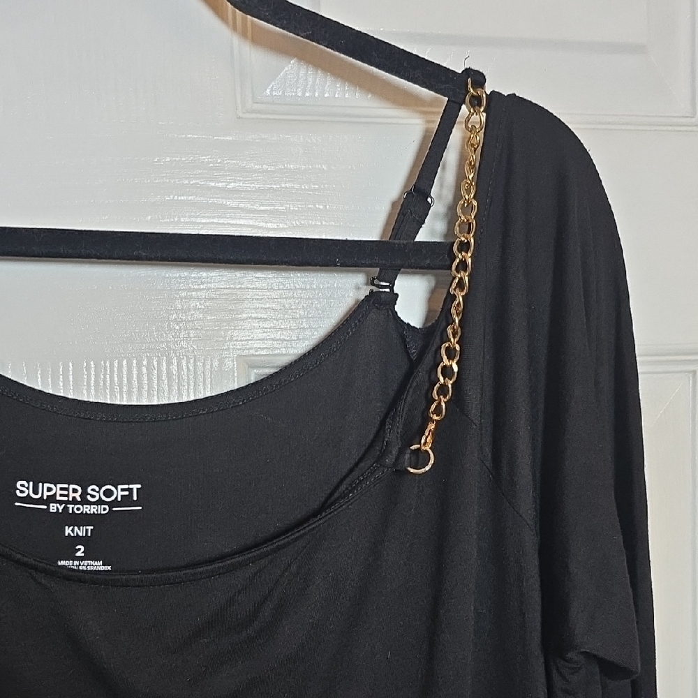 103 Torrid Womens 2 2X Elegant Black Long Sleeve Tee With Gold Chain On Shoulder - Picture 5 of 7
